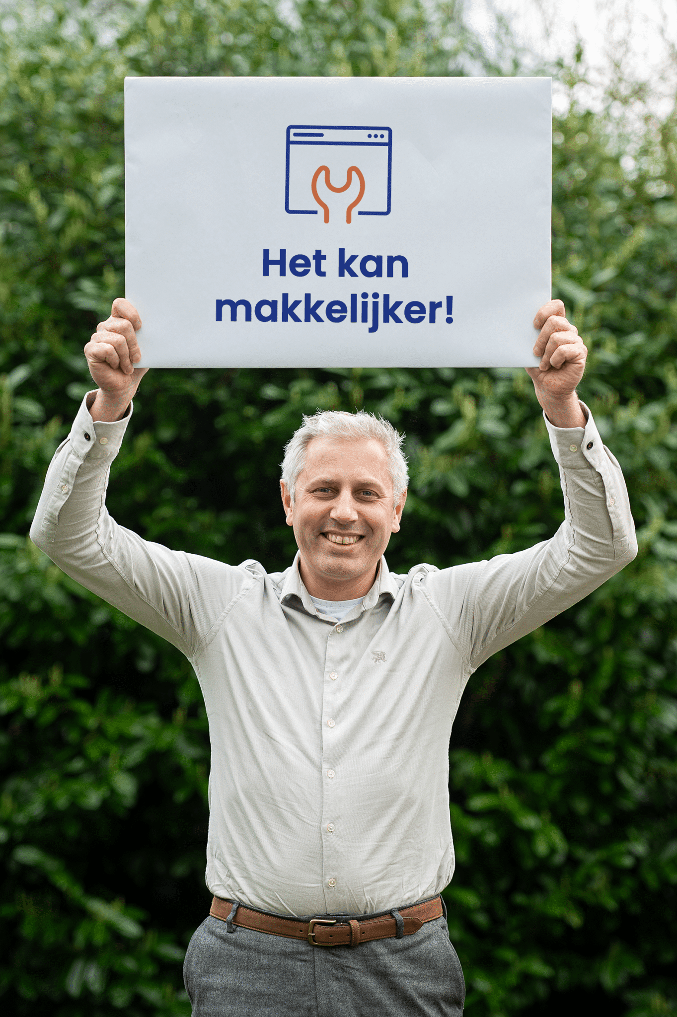 Foto van Mark met bord omhoog met tekst erop: het kan makkelijker!