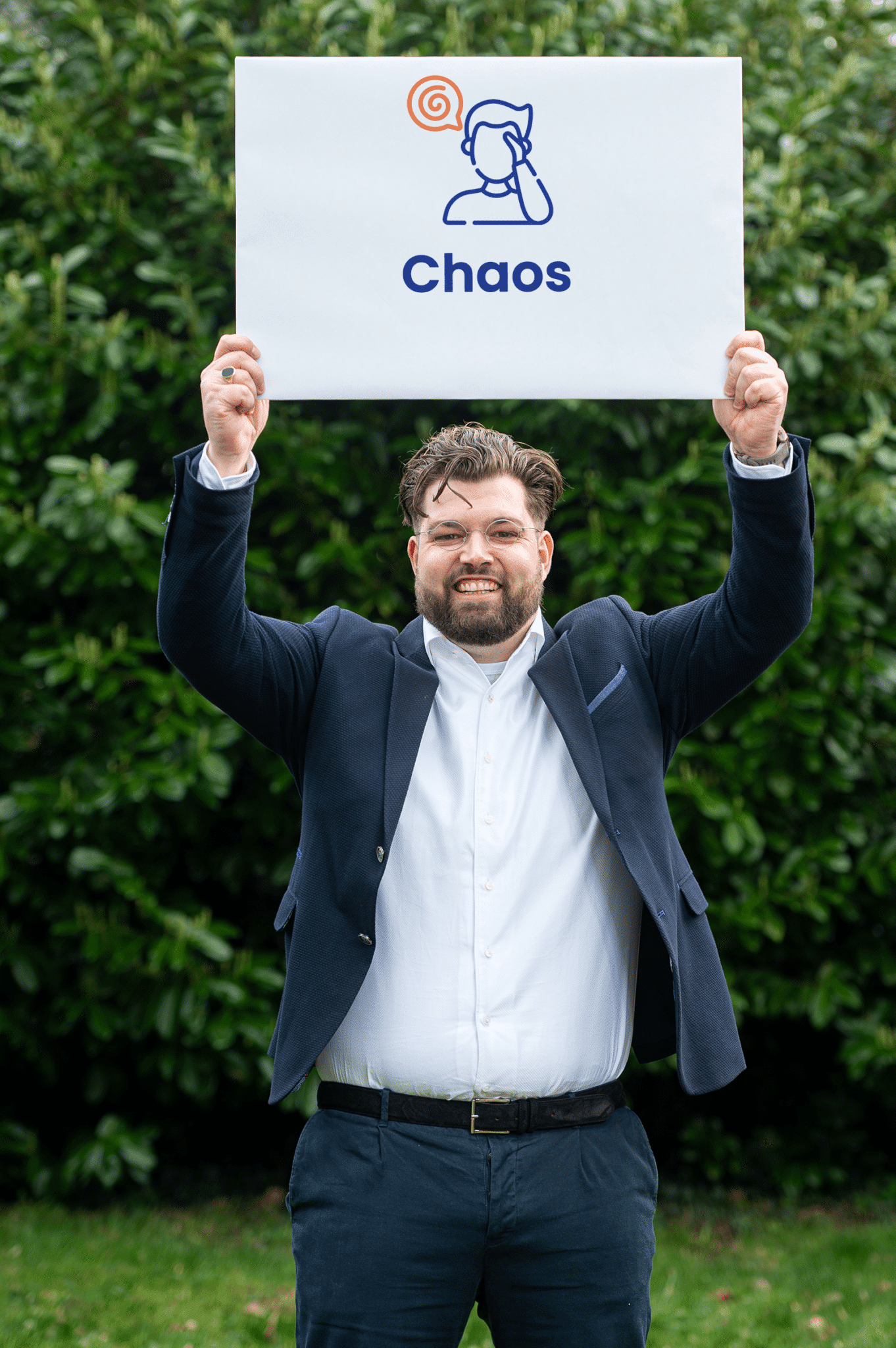 Wouter houdt bord omhoog met tekst: chaos